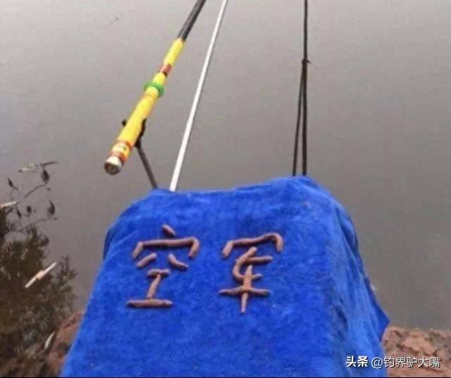江西男子釣魚打龜一怒之下下水摸魚網(wǎng)友：不講武德(圖1)