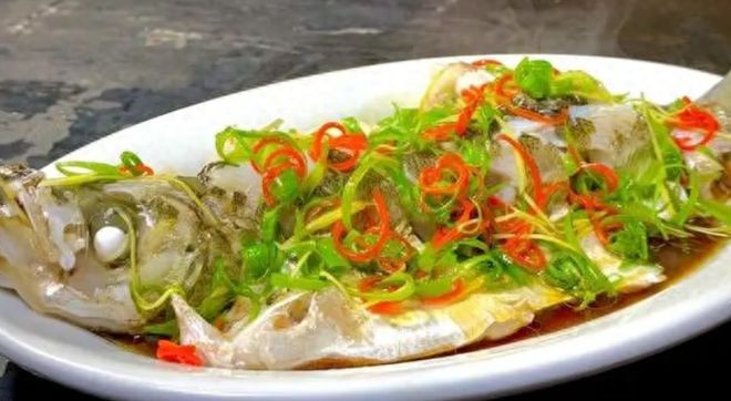 廣東男子釣上大量翹嘴魚6元1斤還包送網(wǎng)友：給我送兩噸！(圖1)