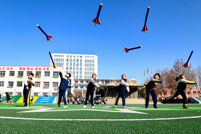 邢臺市馬路街小學(xué)榮膺“國際田聯(lián)少兒趣味田徑實(shí)驗(yàn)學(xué)?！狈Q號(圖2)