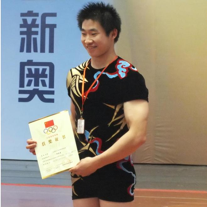 身高僅1米37的奧運(yùn)冠軍20歲迎來二次發(fā)育退役多年她過得如何(圖2)