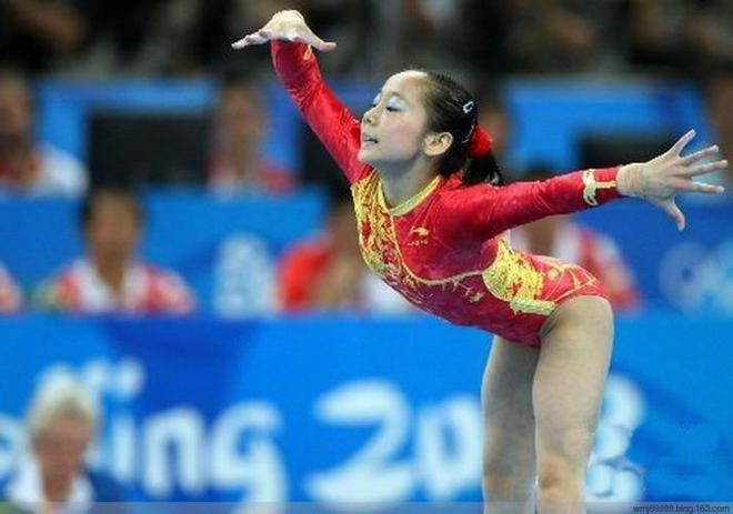身高僅1米37的奧運(yùn)冠軍20歲迎來二次發(fā)育退役多年她過得如何(圖12)