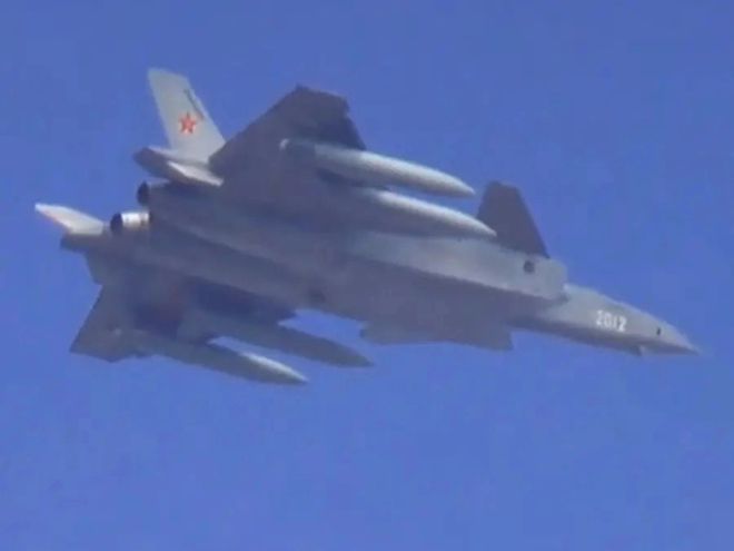 敵人倒吸冷氣！殲-20“野獸模式”刷爆全網(wǎng)掛滿14枚空空導(dǎo)彈！網(wǎng)友：不要隱身了？(圖3)