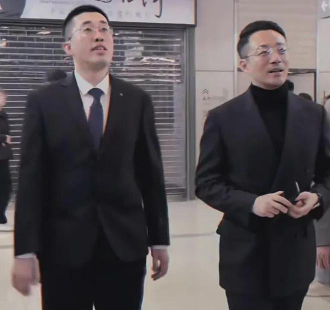麻六記小井現(xiàn)身北京汪小菲全程陪同規(guī)格高兩人同坐一起用餐！(圖2)