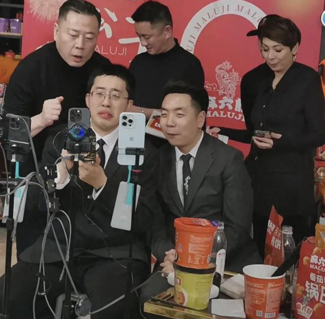 麻六記小井現(xiàn)身北京汪小菲全程陪同規(guī)格高兩人同坐一起用餐！(圖1)