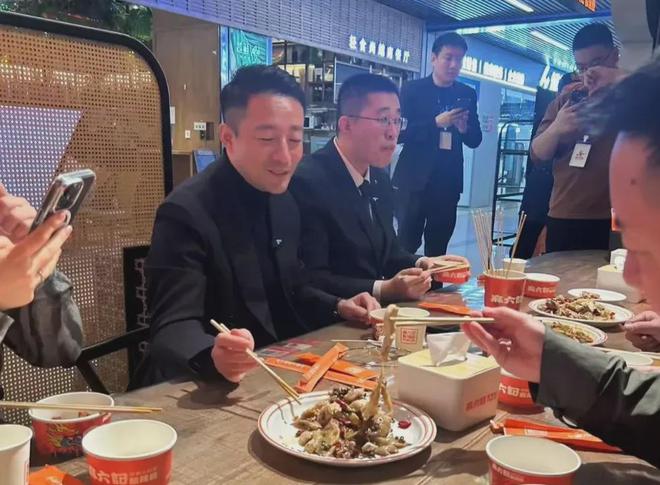 麻六記小井現(xiàn)身北京汪小菲全程陪同規(guī)格高兩人同坐一起用餐！(圖4)