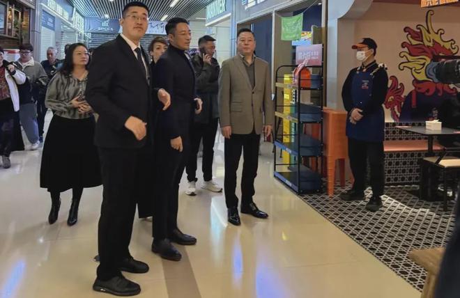 麻六記小井現(xiàn)身北京汪小菲全程陪同規(guī)格高兩人同坐一起用餐！(圖5)