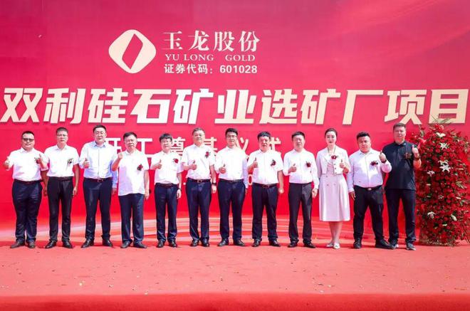 數(shù)百個鋼企老板破產(chǎn)他卻得以安全逃離一家六口提走40億(圖1)